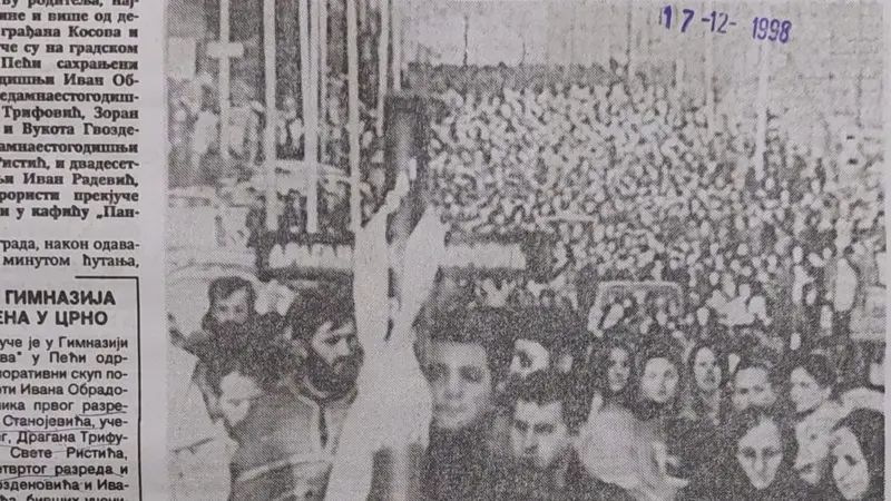 sahrana ubijenih srpskih mladica u kaficu panda u peci borba arhiva 1998